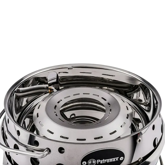 Petromax Gasgrill Atago - Durchmesser Grillfläche: 28 cm, Edelstahl - Nahaufnahme des Petromax Kochers: Robustes Design mit runden Aussparungen und einem runden Aufsatz für optimale Hitze.
