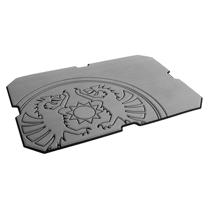 Petromax Sitzauflage - Grau, Passend für: Petromax Kühlbox 25 l - Eine Metallplakette mit einem geprägten Wappenmotiv, das zwei Drachen und eine Sonne zeigt. Ideal für Sammler oder als dekoratives Element.