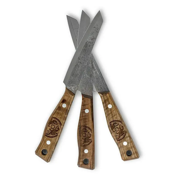 Petromax Allzweckmesser - Stahl, Länge: 28 cm - Drei handgefertigte Messer mit Holzgriffen und kunstvollen Verzierungen auf dunklem Hintergrund.