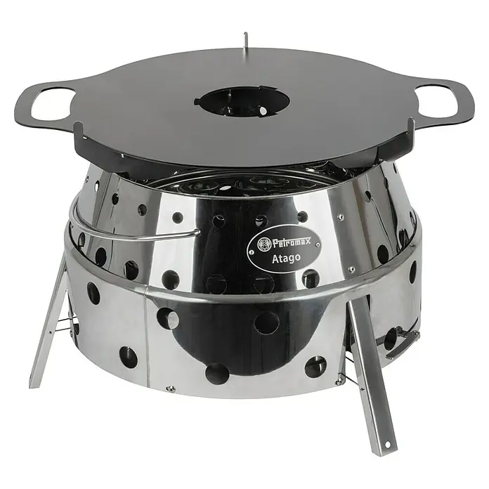 Petromax Grillplatte Atago - Durchmesser: 38,3 cm, Stahl - Das Bild zeigt einen Petromax Atago Grill, einen vielseitigen Kocher für Outdoor-Aktivitäten mit einem robusten Design und praktischen Funktionen.