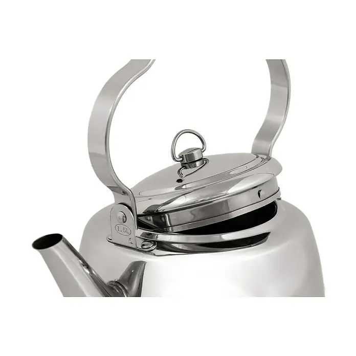 Petromax Teekessel - Edelstahl, 1,5 l - Nahaufnahme eines glänzenden Edelstahl-Wasserkessels mit großem Griff und Deckel. Ideal für die Küche und Teeliebhaber.
