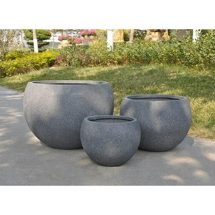 Maceta para planta Trelleborg - Antracita, Dimensiones externas (Ø x Al): 41,5 x 30,5 cm, Material compuesto - Tres maceteros redondos de piedra gris en diferentes tamaños, creando una elegante decoración de jardín.