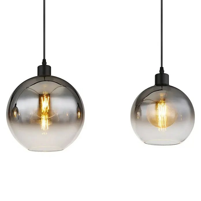 Globo Newcastle LED-Pendelleuchte - 60 W, L x B x H: 95 x 25 x 120 cm, Rauch, Schwarz matt - Zwei moderne Pendelleuchten mit rauchgrauen Glaskugeln und warm leuchtenden Glühbirnen vor einem schwarzen Hintergrund.