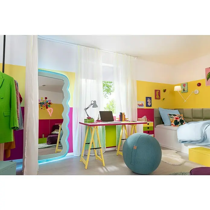 SCHÖNER WOHNEN-Farbe Pep up Weißlack für Holzböden & -Treppen - Weiß, Seidenmatt, 2,5 l, Wasserbasiert - Farbenfrohes Jugendzimmer mit Schreibtisch, Bett und großem Spiegel. Das Zimmer ist in Gelb, Rosa und Weiß gehalten.