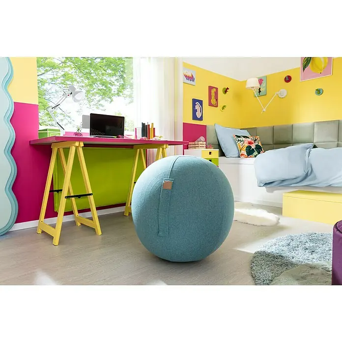 SCHÖNER WOHNEN-Farbe Pep up Weißlack für Holzböden & -Treppen - Weiß, Seidenmatt, 2,5 l, Wasserbasiert - Der Fokus liegt auf dem blauen Gymnastikball, der in einem farbenfrohen Raum steht, ergänzt durch einen Schreibtisch und ein Bett.