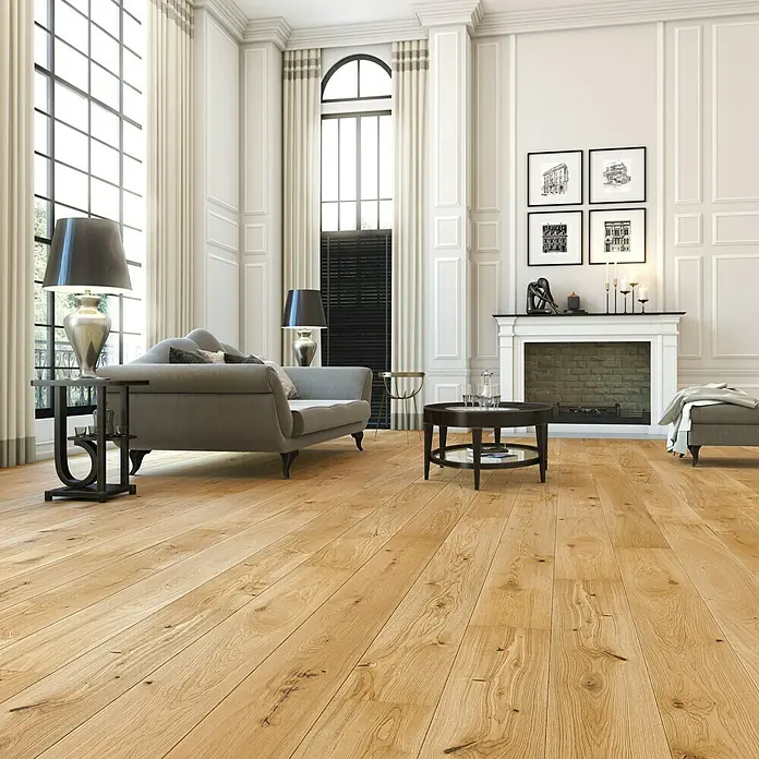 Parkett - Eiche Varius geölt, Landhausdiele, 2.200 x 207 x 14 mm - Elegantes Wohnzimmer mit hellem Holzboden, der Wärme und Stil verleiht. Der Boden harmoniert perfekt mit der klassischen Einrichtung.