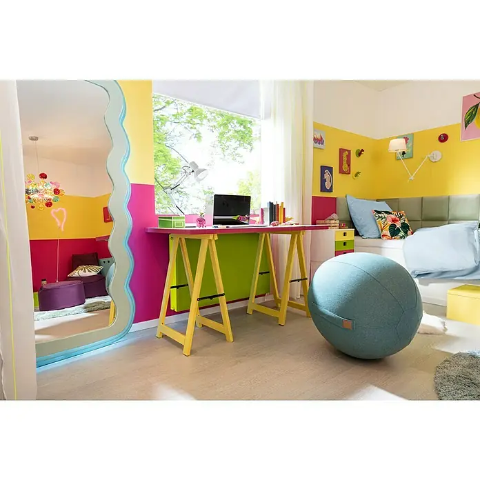 SCHÖNER WOHNEN-Farbe Pep up Weißlack für Holzböden & -Treppen - Weiß, Seidenmatt, 2,5 l, Wasserbasiert - Buntes Jugendzimmer mit Schreibtisch auf gelben Böcken und einem grossen blauen Sitzball im Vordergrund.