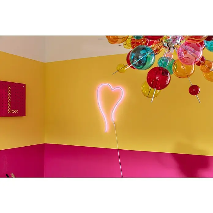 Paulmann Tira LED LED Neon Colorflex USB - Largo: 1 m, Color de luz: Otros, 4,5 W - Aplique de pared de neón con forma de corazón y lámpara de techo colorida en una habitación vibrante. El elemento de diseño de iluminación aporta calidez y color.