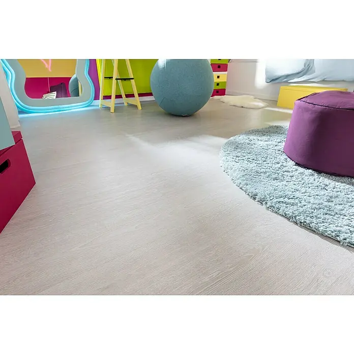 Laminat - Atlas Oak, Landhausdiele, 1.285 x 192 x 7 mm - Helles Interieur mit einem hellen Holzboden, der dem Raum eine frische und einladende Atmosphäre verleiht. Einladende Sitzgelegenheiten.