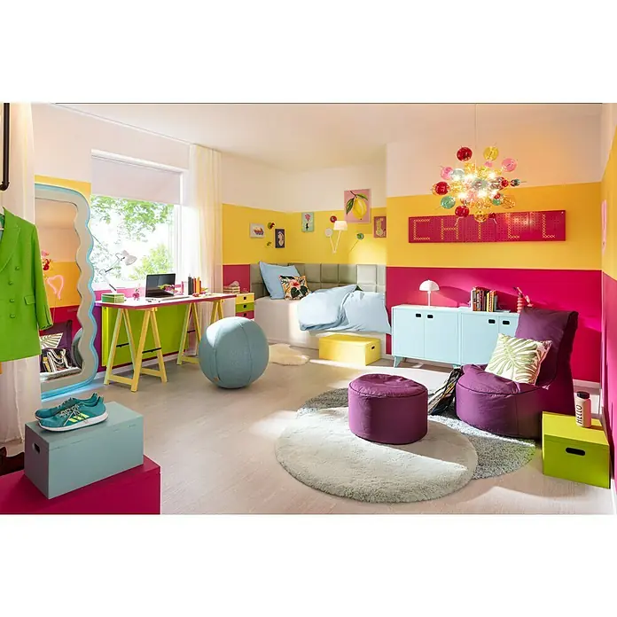 SCHÖNER WOHNEN-Farbe Pep up Weißlack für Holzböden & -Treppen - Weiß, Seidenmatt, 2,5 l, Wasserbasiert - Ein farbenfrohes Jugendzimmer mit einem bequemen Sitzsack, einem Schreibtisch und dekorativen Elementen für Teenager.