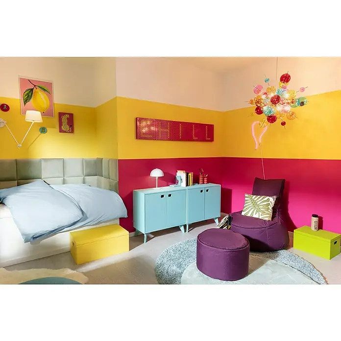 SCHÖNER WOHNEN-Farbe Pep up Weißlack für Holzböden & -Treppen - Weiß, Seidenmatt, 2,5 l, Wasserbasiert - Buntes Kinderzimmer mit Bett, Kommode, Sitzsack und auffälliger Beleuchtung. Das auffällige Design sorgt für eine fröhliche Atmosphäre.