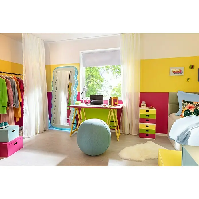 Lammfell - Weiß, Länge: 90 cm, 100 % Echtfell - Dieses helle Jugendzimmer verfügt über einen Schreibtisch, einen Sitzball und farbenfrohe Akzente in Gelb, Pink und Grün, die eine lebendige Atmosphäre schaffen.