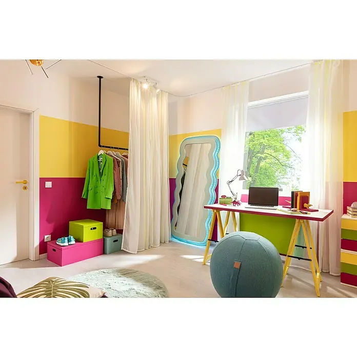 SCHÖNER WOHNEN-Farbe Pep up Weißlack für Holzböden & -Treppen - Weiß, Seidenmatt, 2,5 l, Wasserbasiert - Einladendes, farbenfrohes Zimmer mit Kleiderstange, Vorhängen und einem Schreibtisch mit Laptop. Ein einzigartiger Spiegel ist auch zu sehen.