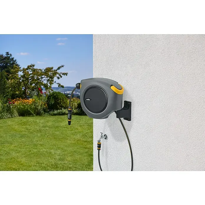 Neptun Wand-Schlauchbox - Schlauchlänge: 20 m, 180 ° schwenkbar - Eine automatische Schlauchbox von Neoflow an einer weißen Wand mit einem grünen Garten im Hintergrund.