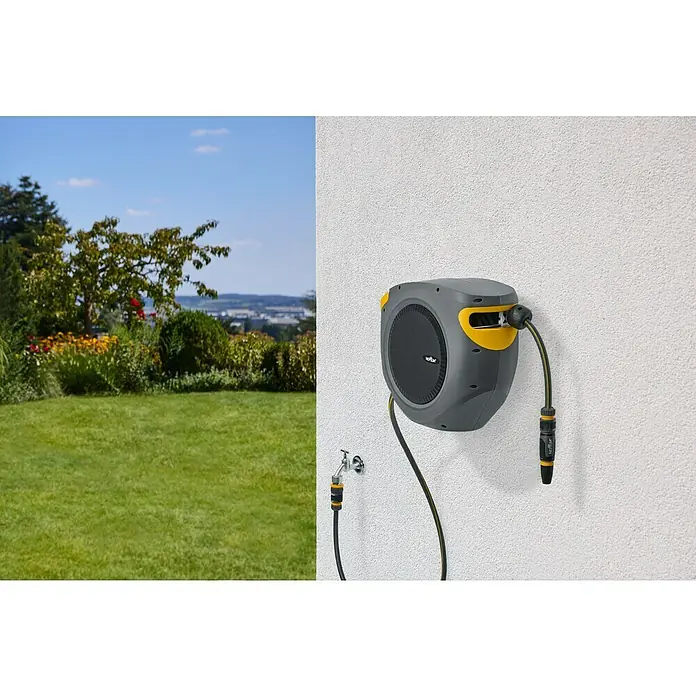 Neptun Wand-Schlauchbox - Schlauchlänge: 20 m, 180 ° schwenkbar - Die automatische Schlauchbox an der Wand mit dem grünen Garten im Hintergrund ermöglicht eine einfache Gartenbewässerung.