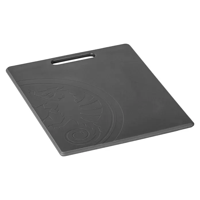Petromax Schneidebrett - Passend für: Petromax Kühlbox 25l, Kunststoff - Ein graues Schneidebrett mit Griff und einem geprägten Wappen auf der linken Seite. Ideal für die Küche zum Zubereiten von Speisen.