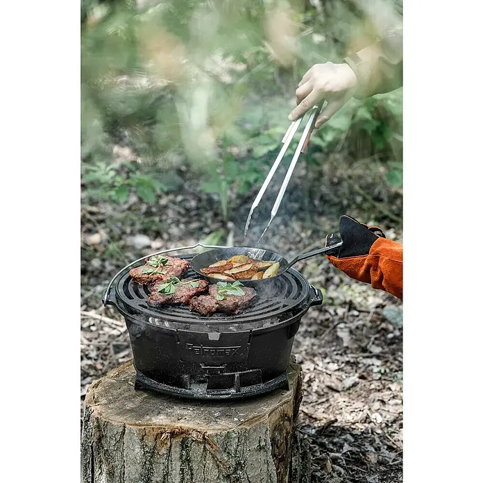 Petromax Grillzange - Länge: 41 cm, Edelstahl - Petromax Atago Grill mit Grillgut und Bratkartoffeln, zubereitet in der Natur. Die Hitze und der Duft laden zum Genießen ein.