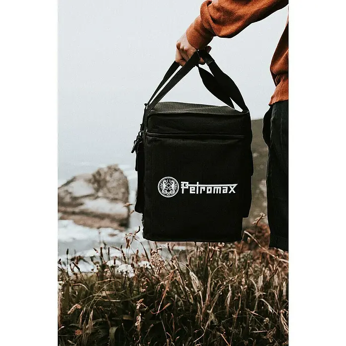 Petromax Transporttasche Raketenofen - L x B x H: 34,5 x 34,5 x 32 cm, Nylon - Petromax Tasche: Robuste schwarze Tasche mit dem Petromax-Logo, ideal für den Transport von Ausrüstung im Freien.