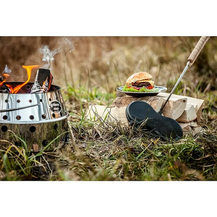 Petromax Burgereisen - L x B: 70 x 26 cm, Gusseisen - Ein vielseitiger Fornetto Atago Ofen, ein Burger und ein Sandwichmaker im Freien. Ideal für kulinarische Erlebnisse beim Camping.