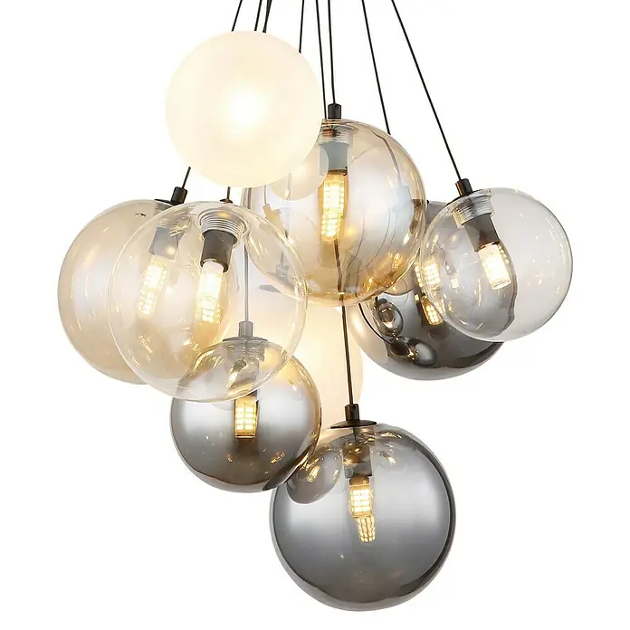 Globo Pendelleuchte Ballgi - 10 W, Schwarz, Weiß, Schwarz matt, G9 - Eine moderne Hängeleuchte mit mehreren gläsernen Kugelschirmen in verschiedenen Farbtönen, die ein warmes und einladendes Licht verbreiten.