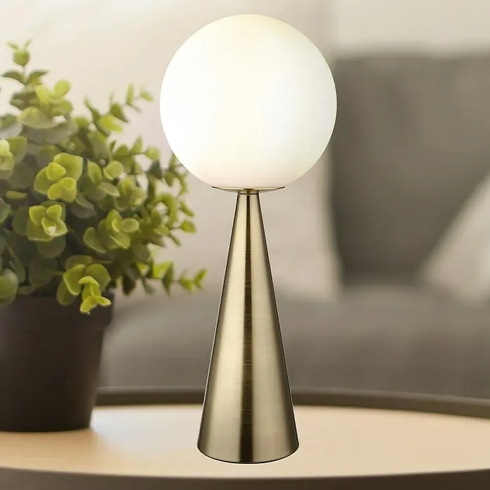 Globo Tischleuchte Pinapl - 40 W, Ø x H: 20 x 49,5 cm, Messingfarben matt, Weiß opal - Elegante Tischleuchte mit goldenem Kegelfuß und kugelförmigem Lampenschirm, die jedem Raum ein warmes Licht verleiht.