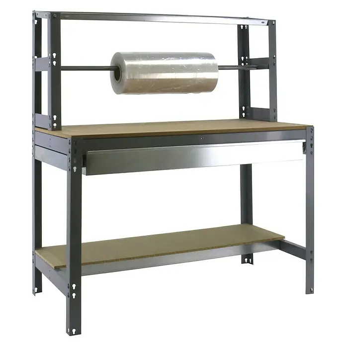 Simonrack Simonwork Werkbank BT4 Box 1500 - L x B: 76 x 151 cm, Arbeitshöhe: 144,5 cm, Belastbarkeit: 875 kg, Grau - Ein grauer Packtisch mit Holzplatte, einer Schublade und einer Rolle Verpackungsfolie bietet eine praktische Arbeitsfläche.