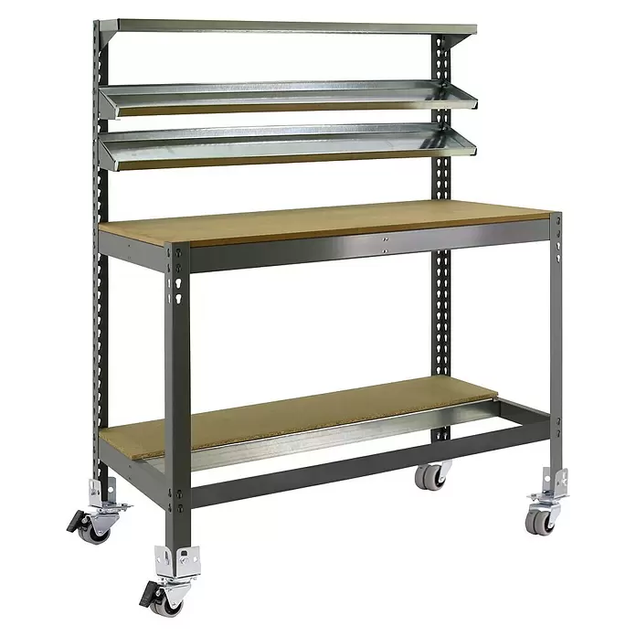 Simonrack Simonwork Werkbank MOBILE BT1 - L x B: 61 x 121 cm, Arbeitshöhe: 152 cm, Belastbarkeit: 120 kg, Grau - Mobiler grauer Metall-Arbeitstisch mit Holzplatte, unterem Regal und zwei schrägen Metallablageschalen.