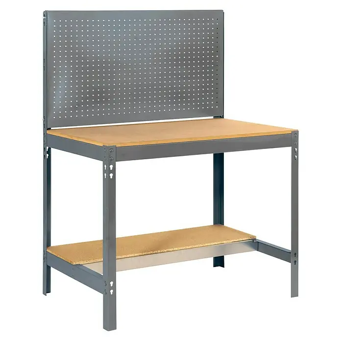Simonrack Simonwork Werkbank BT2 1500 - Grau, Breite: 151 cm - Diese Aufnahme zeigt eine Werkbank mit einer Lochwand, einer Arbeitsfläche und einer Ablage. Der Werkstatttisch ist in Grau gehalten.
