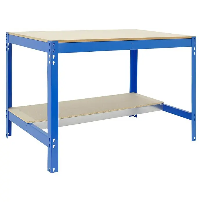 Simonrack Simonwork Werkbank BT0 1200 - L x B: 61 x 121 cm, Arbeitshöhe: 84,2 cm, Belastbarkeit: 850 kg, Blau - Ein robuster Werkstatttisch mit blauen Metallbeinen und einer hölzernen Arbeitsfläche sowie einer Ablagefläche.
