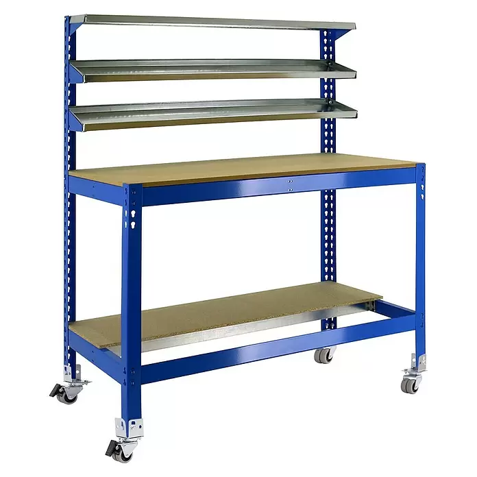 Simonrack Simonwork Werkbank MOBILE BT1 - L x B: 61 x 121 cm, Arbeitshöhe: 144,5 cm, Belastbarkeit: 120 kg, Blau - Mobiler, blauer Metallarbeitstisch mit Holzplatte, einer unteren Ablage und drei oberen schrägen Metallregalen.
