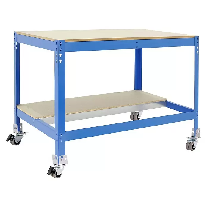Simonrack Simonwork Werkbank MOBILE BT0 - L x B: 76 x 151 cm, Arbeitshöhe: 91,7 cm, Belastbarkeit: 120 kg, Blau - Blauer Metall-Arbeitstisch mit zwei hellen Holzablagen und Rollen für Mobilität.