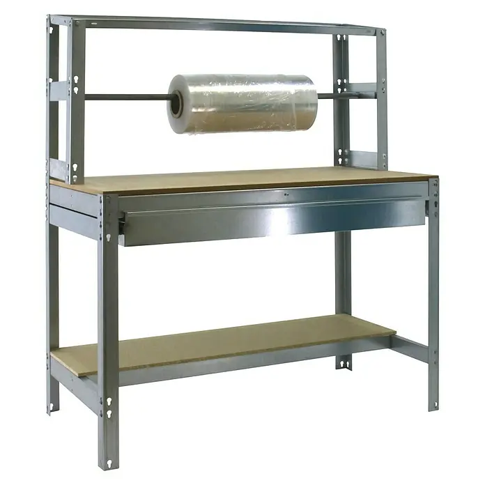 Simonrack Simonwork Werkbank BT4 Box 1500 - L x B: 76 x 151 cm, Arbeitshöhe: 144,5 cm, Belastbarkeit: 875 kg, Silber - Dieser Artikel zeigt einen Verpackungstisch mit einer Folienrolle und einer hellbraunen Arbeitsfläche, der für effizientes Verpacken konzipiert ist.