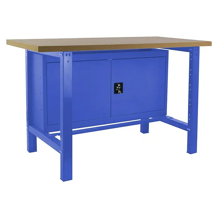 Simonrack Simonwork Werkbank BT6 MDF Cabinet 1200 - L x B: 76 x 120 cm, Arbeitshöhe: 86,5 cm, Belastbarkeit: 600 kg, Blau - Ein robuster blauer Werkstatttisch mit einer hellbraunen Arbeitsplatte und einem abschließbaren Schrank für Werkzeuge und Geräte.