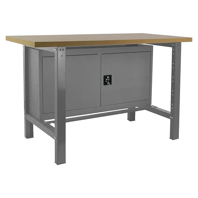 Simonrack Simonwork Werkbank BT6L MDF CABINET 1500 - L x B: 75 x 150 cm, Arbeitshöhe: 86,5 cm, Belastbarkeit: 600 kg, Grau - Eine graue Werkbank mit einer hellbraunen Arbeitsplatte und abschließbarem Schrank für sicheres Verstauen von Werkzeug.