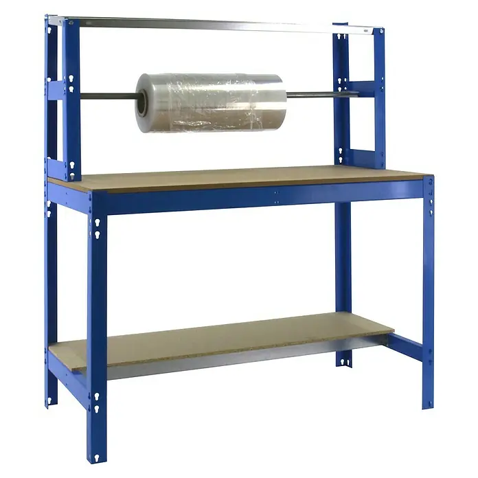 Simonrack Simonwork Werkbank BT4 900 - L x B: 76 x 91 cm, Arbeitshöhe: 144 cm, Belastbarkeit: 675 kg, Blau - Ein blauer Packtisch mit einer hölzernen Arbeitsplatte und einer Rollenhalterung für Folie. Praktisch für Versand und Verpackung.