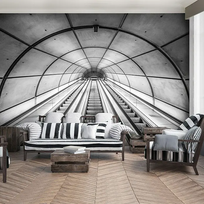 Fototapete Treppe IIB x H: 312 x 219 cm, Vlies - Ein Wohnzimmer mit einer Couch und einem Stuhl vor einer Wandtapete mit einem U-Bahn-Motiv, das dem Raum ein einzigartiges Ambiente verleiht.
