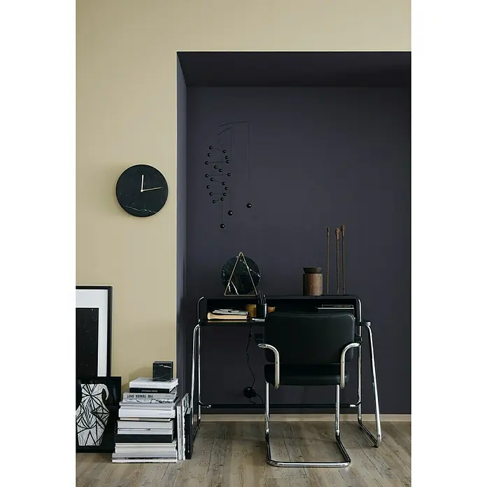 SCHÖNER WOHNEN-Farbe Wandfarbe Trendfarbe - Luna, Matt, 1 l, Konservierungsmittelfrei - Schwarzer Schreibtisch mit Bürostuhl in einem modernen Arbeitszimmer. Wanduhr und Bücher dekorieren den Raum.