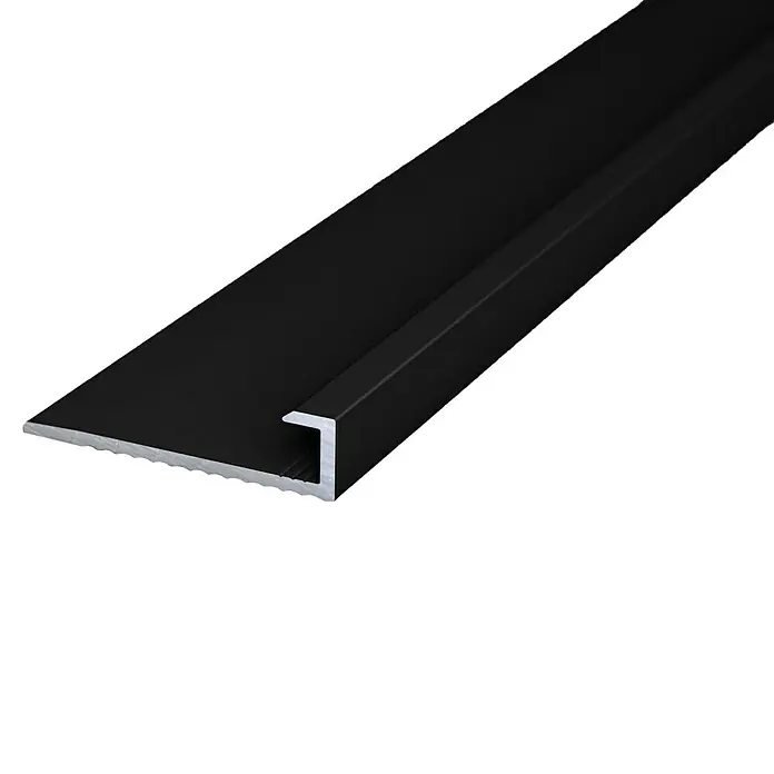 LOGOCLIC Winkelprofil Designwall - L x B: 265 x 2,7 cm, Stärke: 6,7 mm, Aluminium, Eloxiert, Schwarz - Nahaufnahme einer schwarzen Aluminium-Kantenschutzleiste. Das Profil schützt Kanten und Ecken vor Beschädigungen.