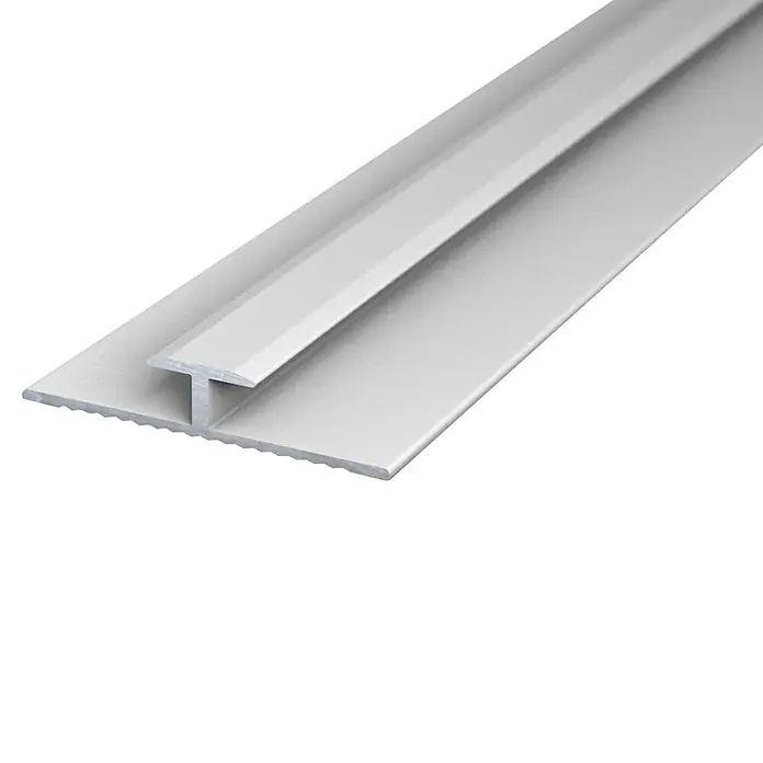 LOGOCLIC T-Profil Designwall - L x B: 265 cm x 65 mm, Aluminium, Eloxiert, Silber - Nahaufnahme eines T-förmigen Übergangsprofils aus Aluminium, das zur Verbindung von Bodenbelägen verwendet wird.