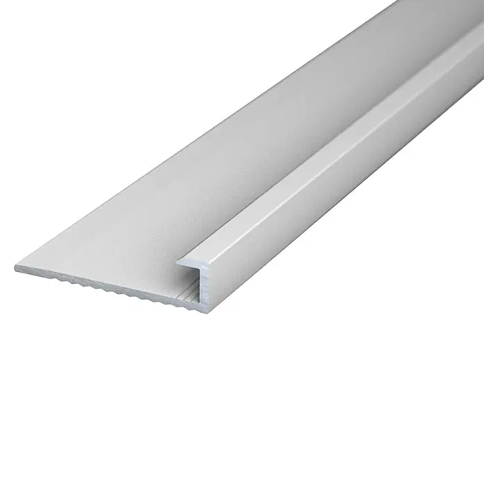 LOGOCLIC Winkelprofil Designwall - L x B: 265 x 2,7 cm, Stärke: 6,7 mm, Aluminium, Eloxiert, Silber - Nahaufnahme einer weißen Aluminium-Kantenschutzleiste. Das Profil ist kantig und hat eine geriffelte Oberfläche.