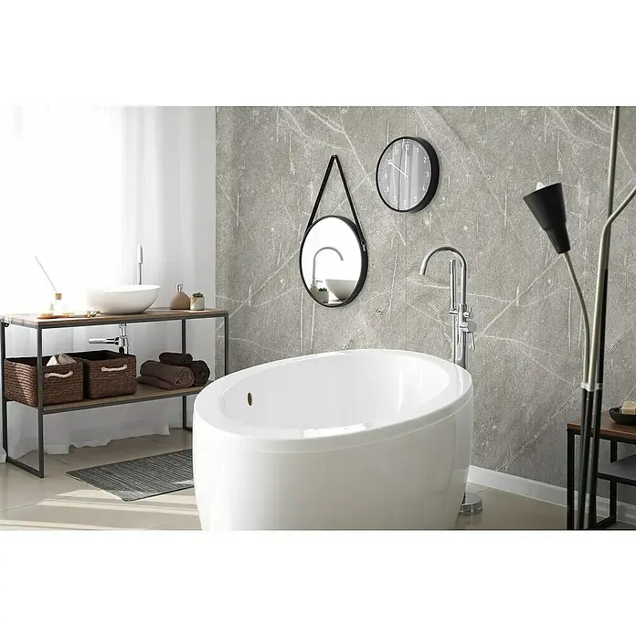 LOGOCLIC Wandpaneel Designwall - Grey Atlantic Marble, 265 x 123 cm - Ein modernes Badezimmer mit einer freistehenden Badewanne, einem stilvollen Waschtisch und einer minimalistischen Wanddekoration.