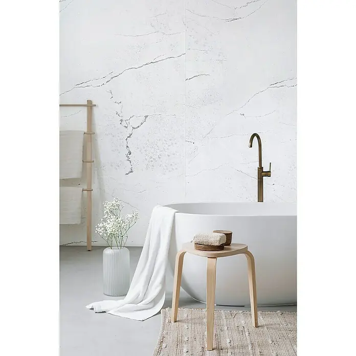 LOGOCLIC Wandpaneel Designwall - Carrara, 265 x 123 cm - Elegantes Badezimmer mit freistehender Badewanne, heller Holzbank, Handtuchleiter und stilvoller Marmorwand.