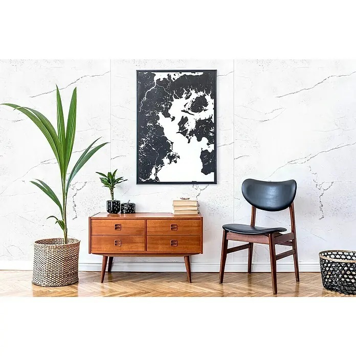LOGOCLIC Wandpaneel Designwall - Carrara, 265 x 123 cm - Elegante Inneneinrichtung mit einer stilvollen Kommode aus Holz, einem modernen Gemälde und dekorativen Pflanzen, die eine wohnliche Atmosphäre schaffen.