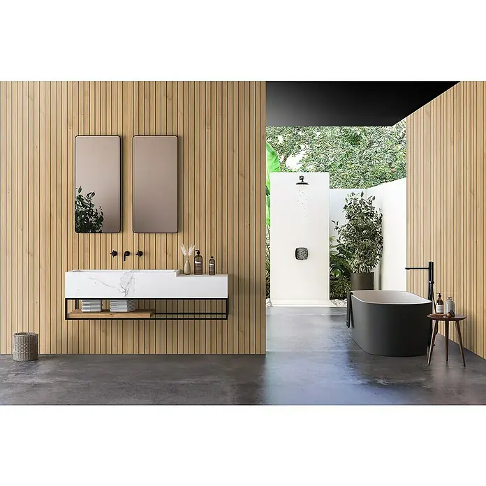 LOGOCLIC Wandpaneel Designwall - Lightwood, 265 x 123 cm - Elegantes Badezimmer mit Waschtisch aus Marmor, zwei Spiegeln und freistehender Badewanne. Die Holzwand verleiht dem Raum Wärme und Struktur.