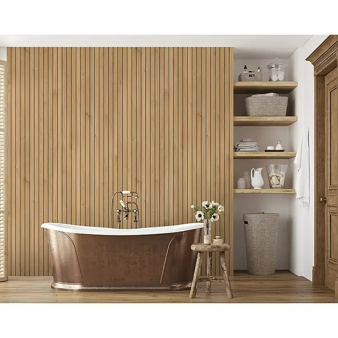 LOGOCLIC Wandpaneel Designwall - Lightwood, 265 x 123 cm - Elegantes Badezimmer mit freistehender Badewanne in Kupferoptik, Holzpaneelen und offenen Regalen für stilvolle Badutensilien.