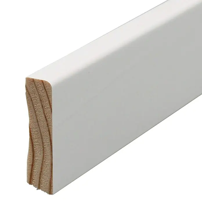 Sockelleiste - 240 x 1,2 x 4,5 cm, Kiefer, RAL 9016 - Detailaufnahme einer weißen Fußleiste aus Holz mit einer abgerundeten Kante, ideal für moderne Innenräume und zur Wanddekoration.