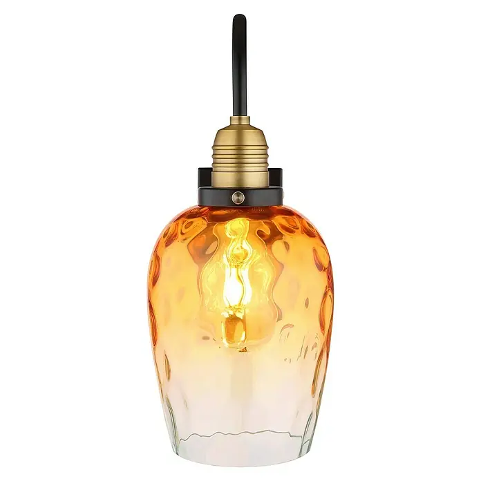 Globo Salvy Wandleuchte - 60 W, Ø x H: 15 x 35 cm, Schwarz matt, Amber - Nahaufnahme einer Wandleuchte mit bernsteinfarbenem Glasschirm und einem warmen Licht, das eine gemütliche Atmosphäre erzeugt.