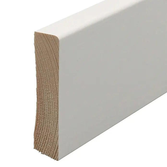 Sockelleiste - 240 x 1,6 x 7 cm, Kiefer, RAL 9010 - Nahaufnahme einer Sockelleiste aus weiß lackiertem Holz, die Details der Holzmaserung zeigt. Ideal für Innenausbau und Renovierungsprojekte.