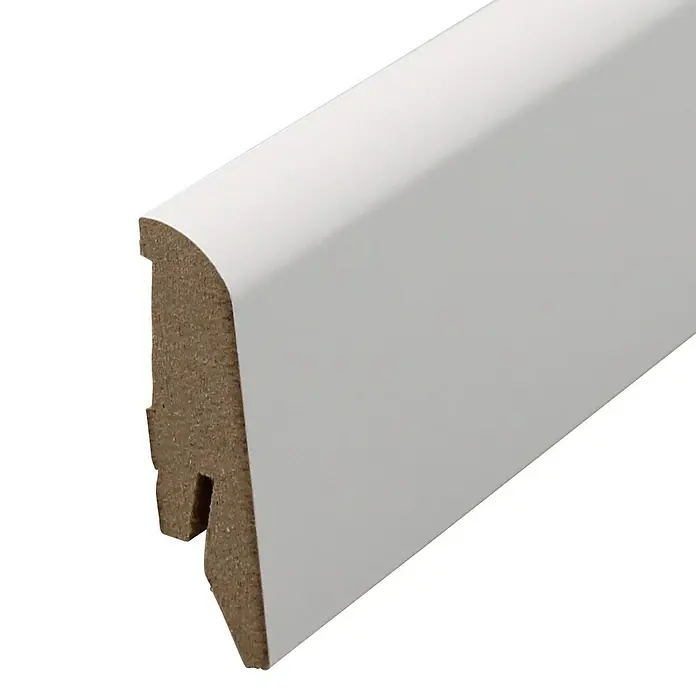 Sockelleiste - 240 x 1,9 x 5,8 cm, MDF - Ansicht eines weißen Fußleistenprofils. Das Profil ist aus Holz gefertigt und mit einer weißen Beschichtung versehen, ideal für jeden Raum.
