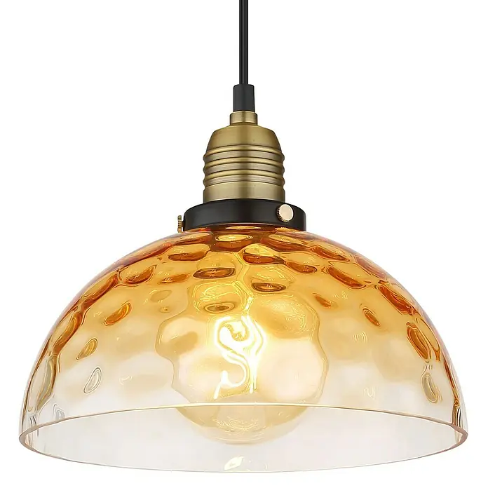 Globo Salvy Pendelleuchte - 60 W, Ø x H: 25 x 120 cm, Amber, Schwarz matt - Eine bernsteinfarbene Hängeleuchte mit einem gewölbten Glasschirm und einer Retro-Glühbirne, die warmes Licht ausstrahlt, hängt an einem schwarzen Kabel.